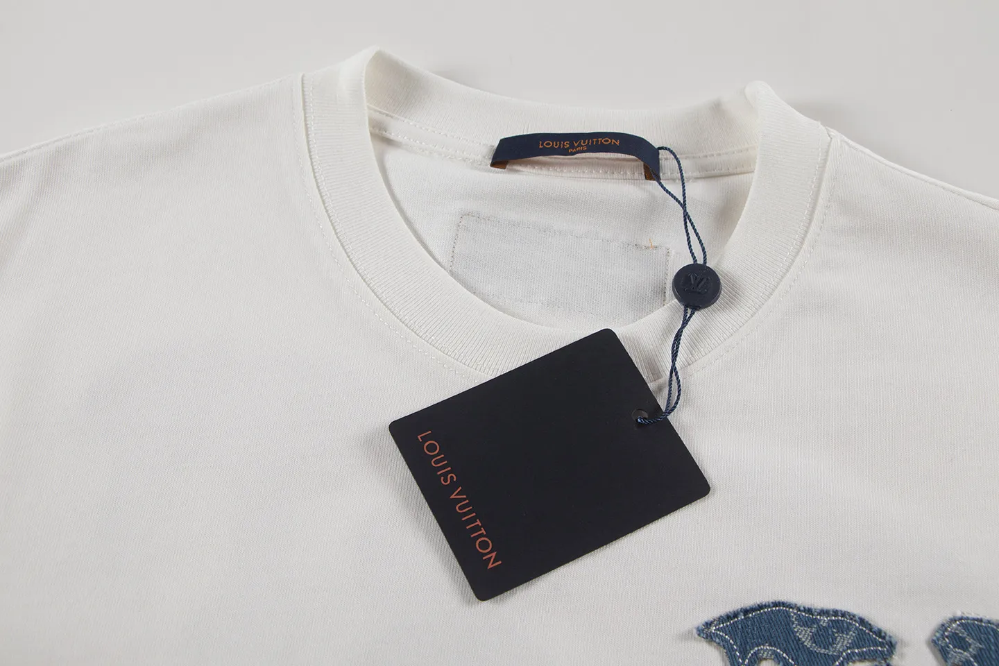 🅿️170 louis vuitto*2026 latest short-sleeved T-shirt (cow embroidery) Material: Made of high version 300g double yarn combed cotton Size: S M L XL Color: black and white Style number: W2638
